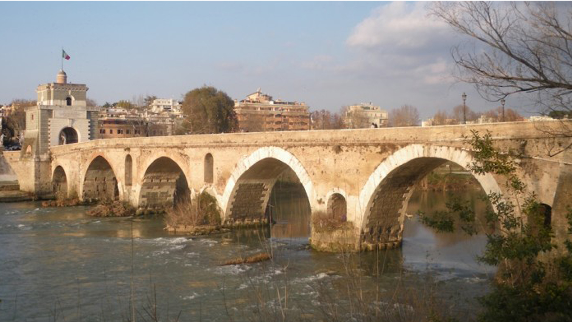 Италия каменный мост. Мост Мульвия в Риме. Мост Понте Мильвио. Понте Мильвио в Риме. Мульвиев мост древний Рим.