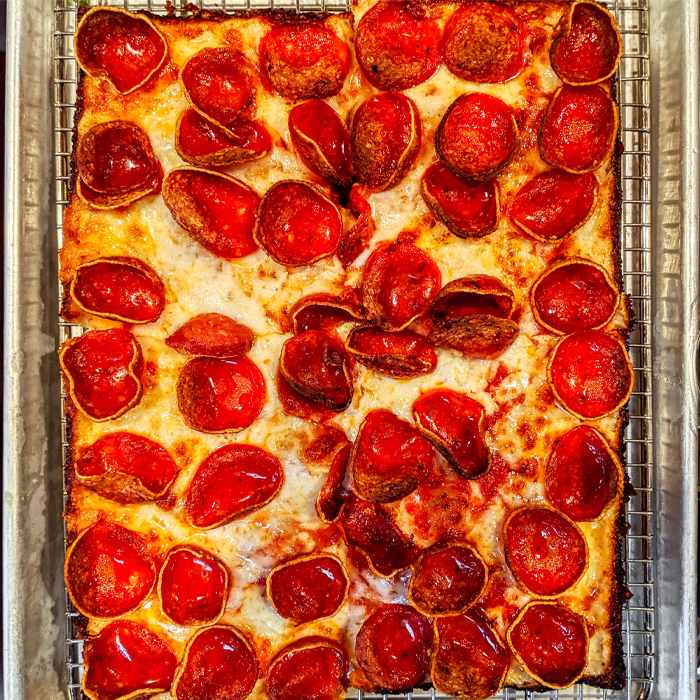 https://americadomani.com/wp-content/uploads/2023/06/23-06-19_detroit-style-pizza_ai3.jpg